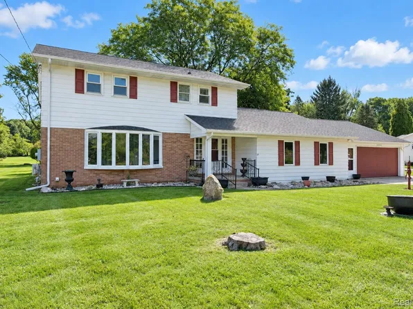 11462 Vista Dr, Fenton, MI 48430