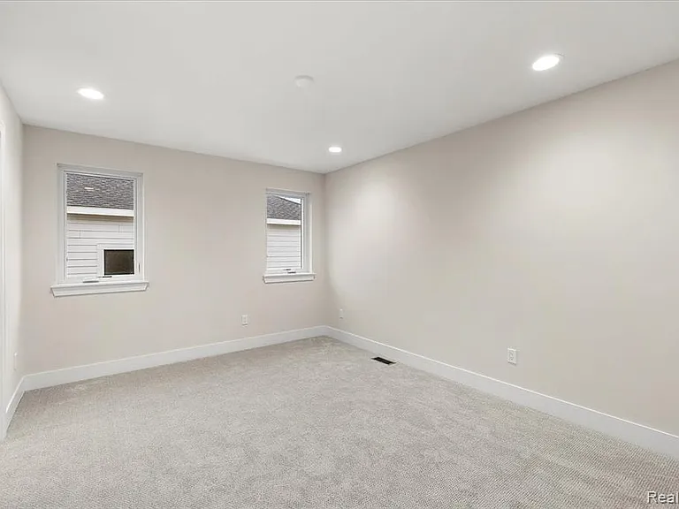 2921 Walsh Dr — Photo 36