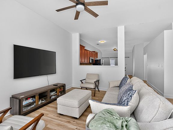 5th image of 240 Gleneagles Way