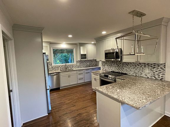 What a dream kitchen! Just made for dinner parties. Spacious, professionally designed with the chef in mind.
