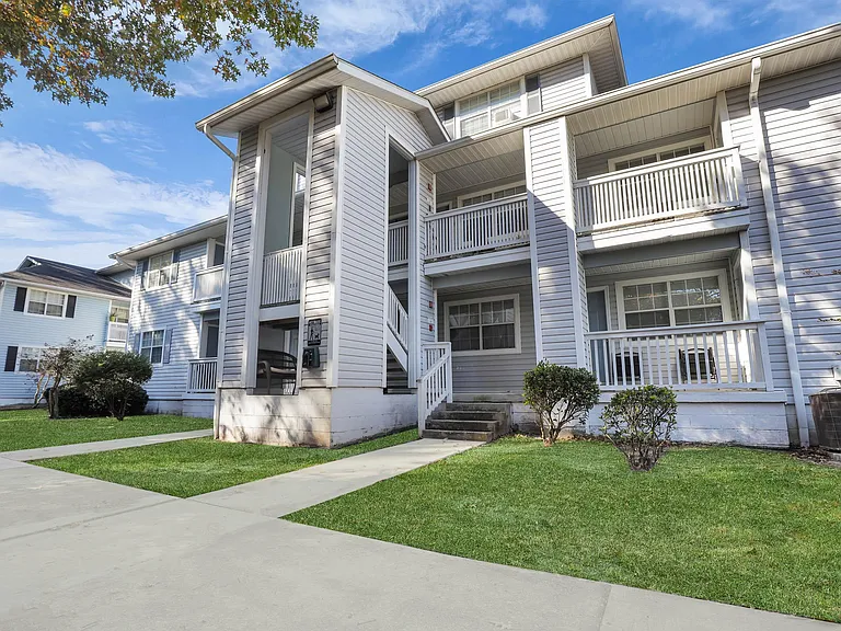 Plantation Oaks Apartments — Photo 1