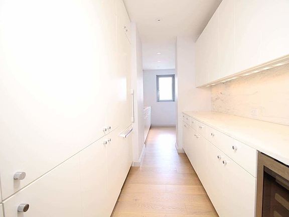 5th image of 200 E 62nd St #D