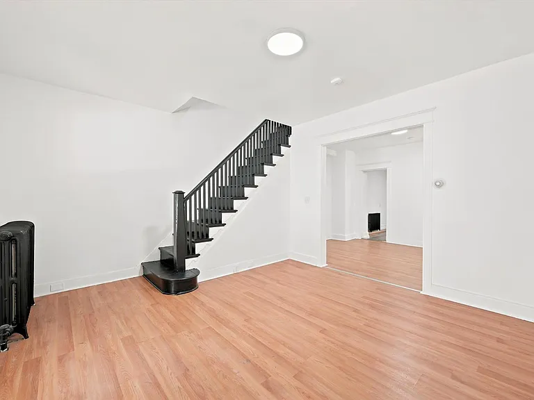 484 E Penn St — Photo 14
