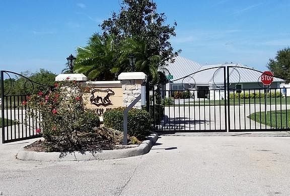 5th image of 235 S Bear Pointe Dr
