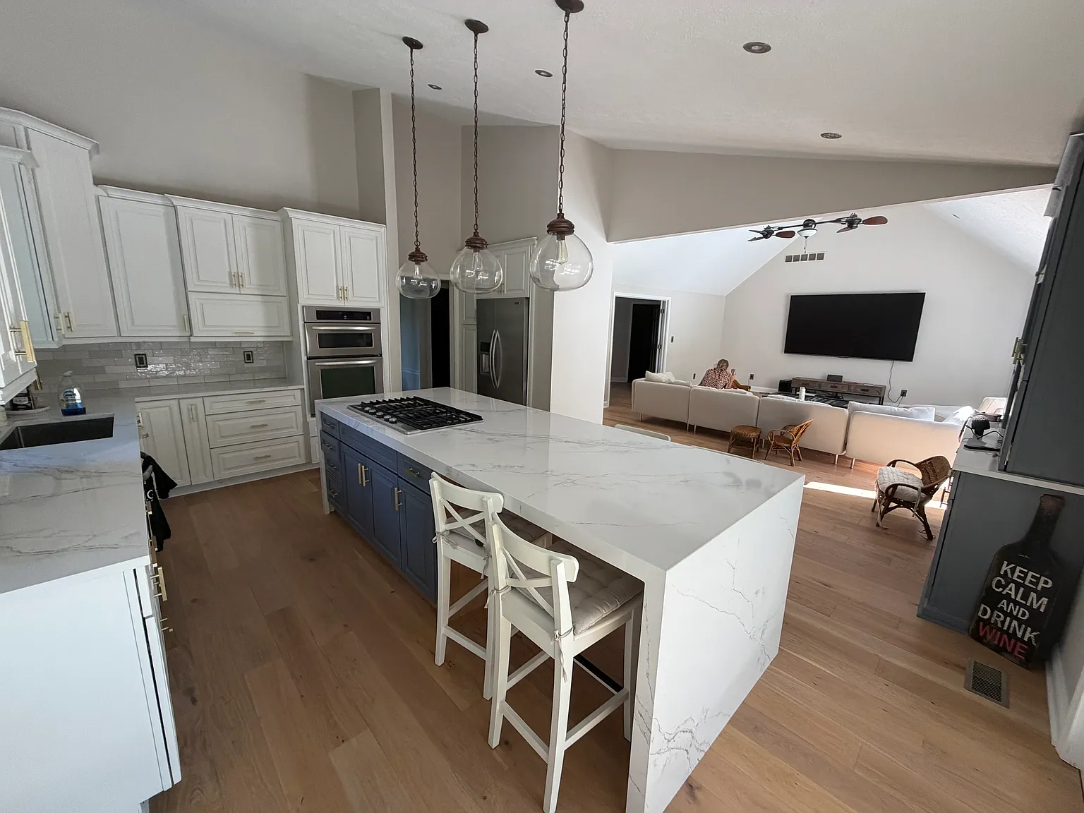 4 bed, 2.5 bath, 2700 sqft, $3,750 — Photo 2