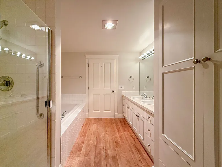2334 Thorndyke Ave W #202 — Photo 11