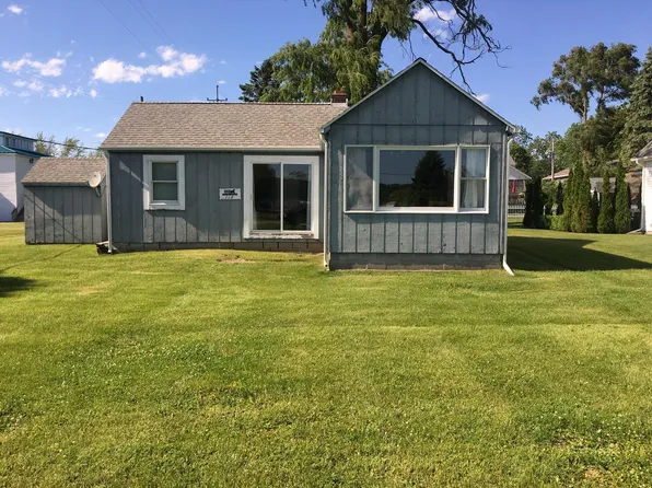 118 E Lake St, Pentwater, MI 49449