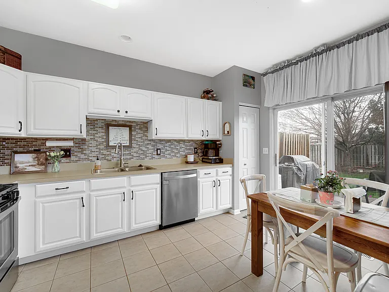 1882 N Wentworth Cir — Photo 35