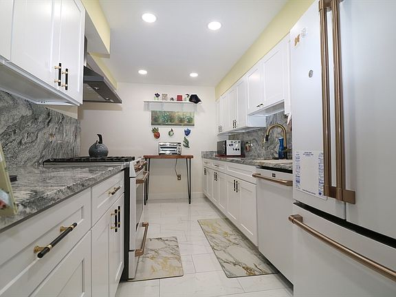 3rd image of 16 N Stone Mill Dr #1014