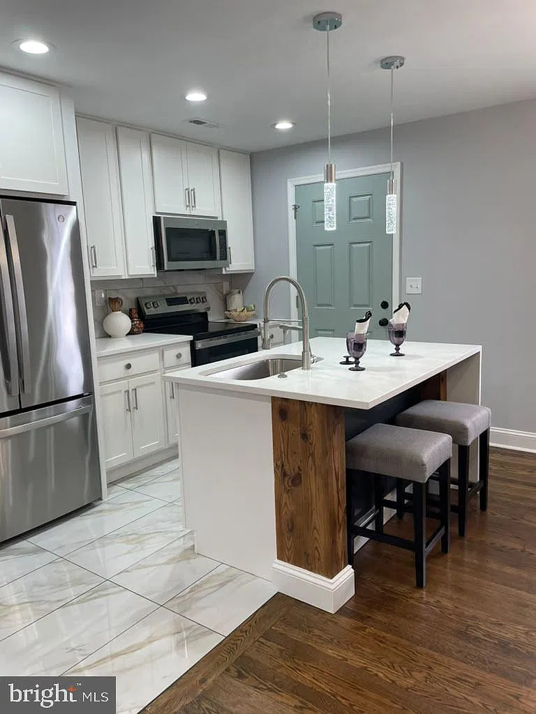 3 bed, 3.5 bath, 1443 sqft, $2,000 — Photo 2
