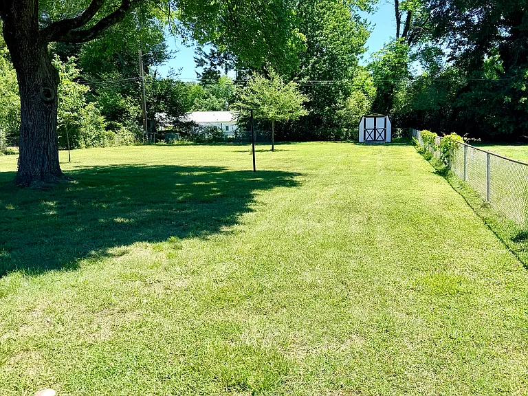 16 Eastlake Dr — Photo 4