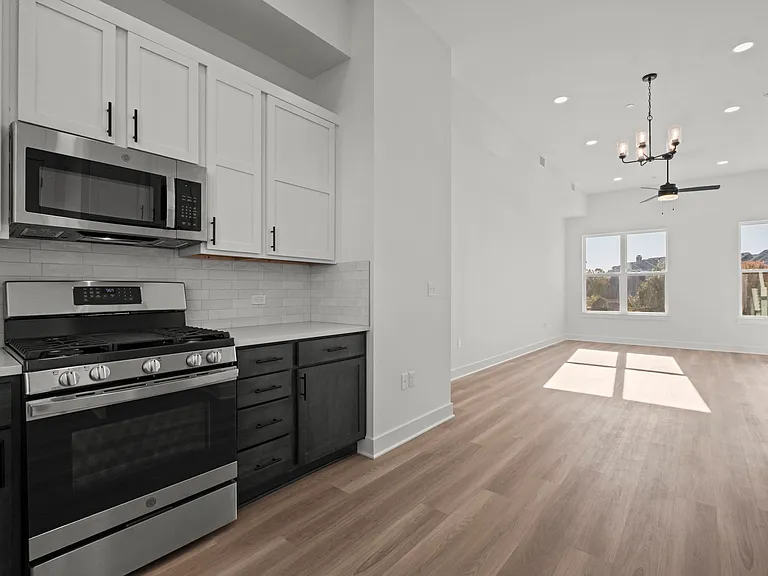 447 SW Longview Blvd — Photo 15