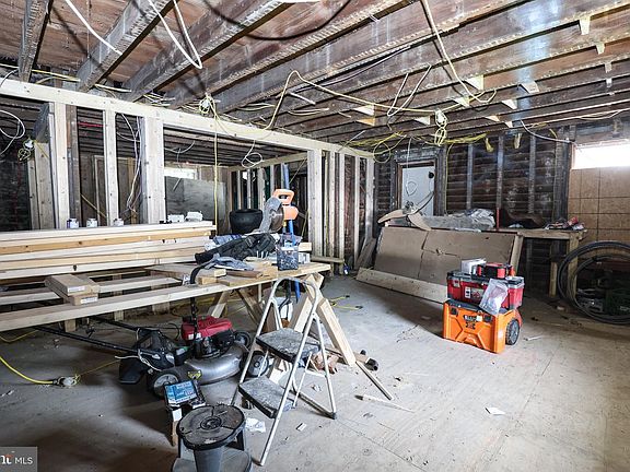 4th image of 152 W Railroad St