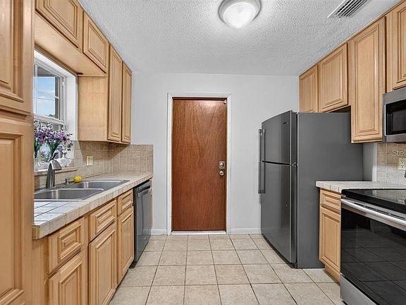 3rd image of 820 BLACKBERRY LANE