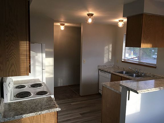 4th image of 915 30th St NE APT D