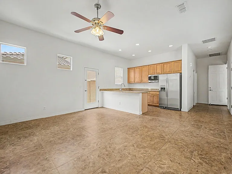 1133 E Buckingham Ave — Photo 25