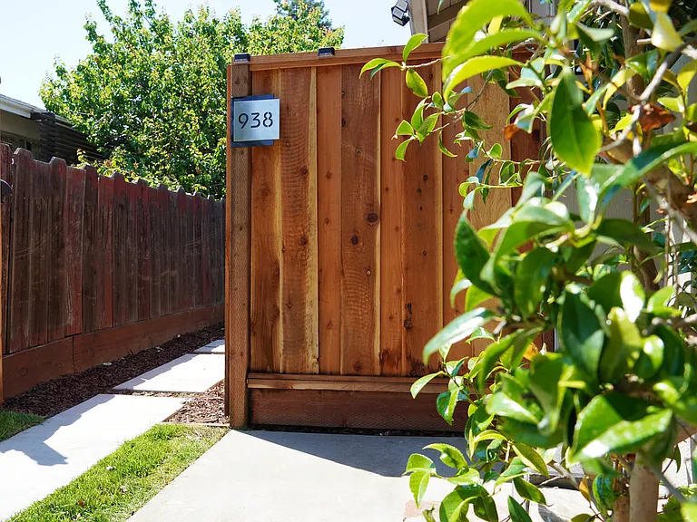 938 Heatherstone Ave — Photo 2