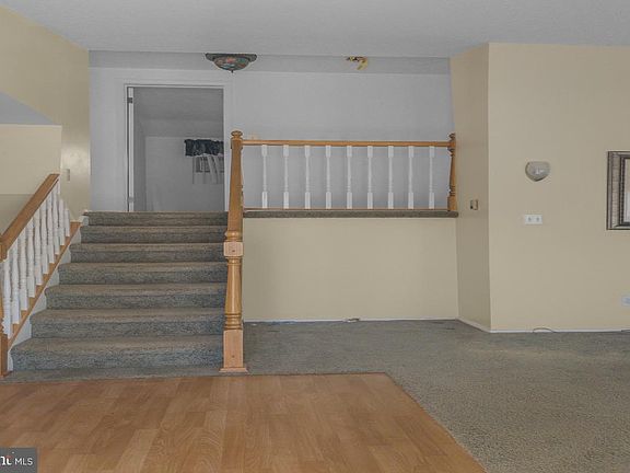 5th image of 155 Locust Ave W