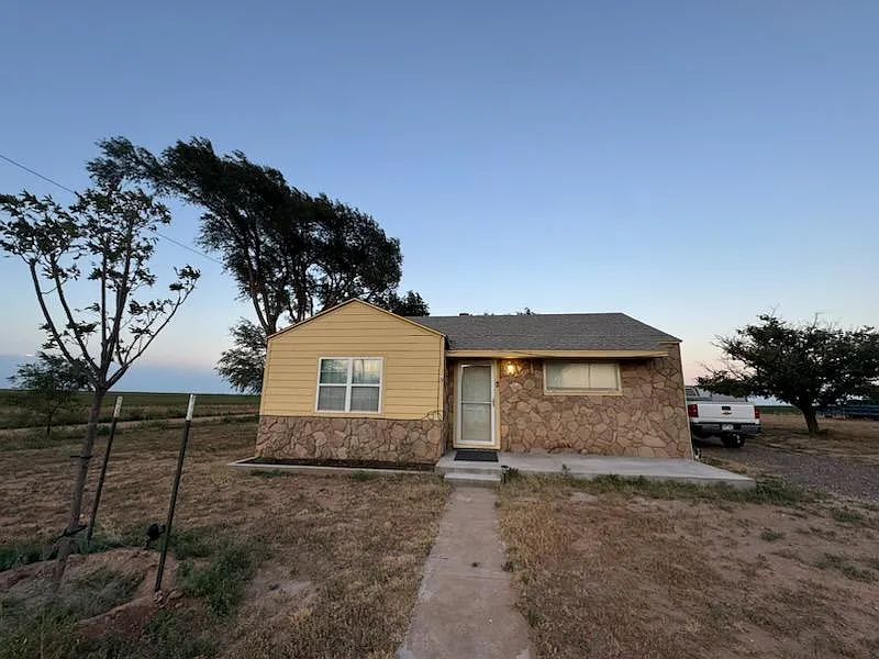 3 bed, 1200 sqft, $1,450 — Photo 1