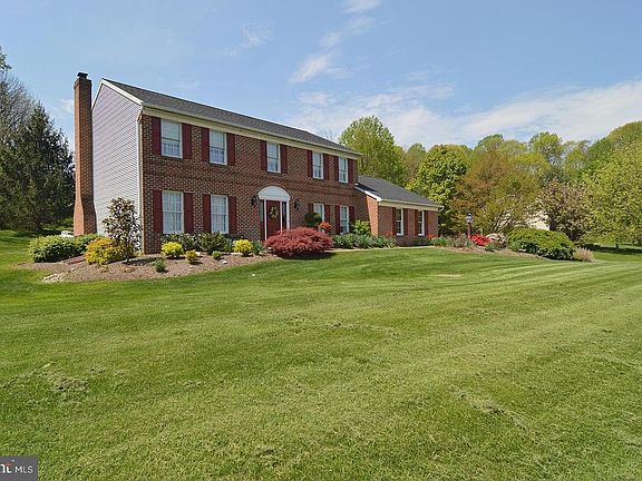 3rd image of 8 Forest View Dr