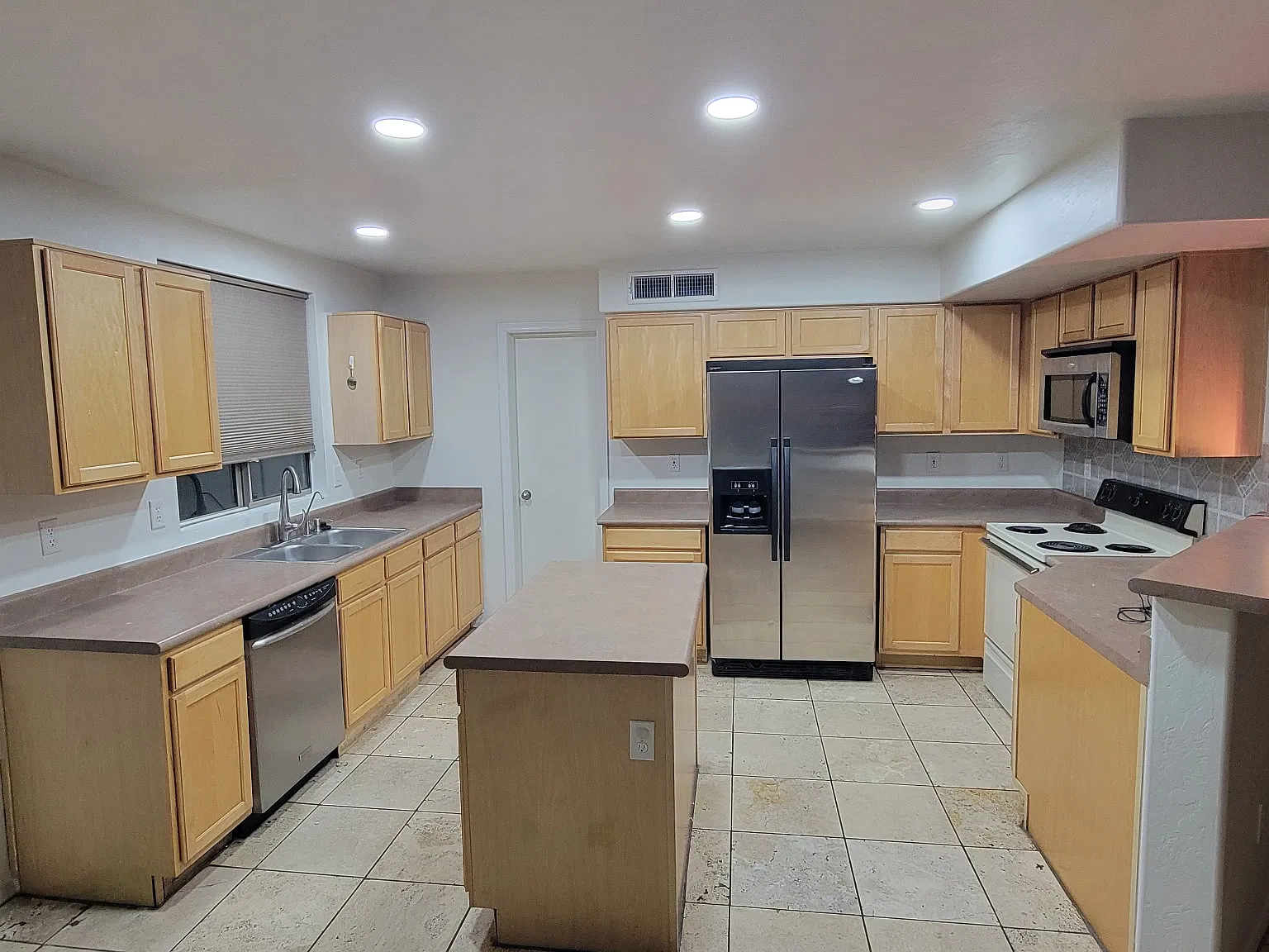 3 bed, 2178 sqft, $2,450 — Photo 3