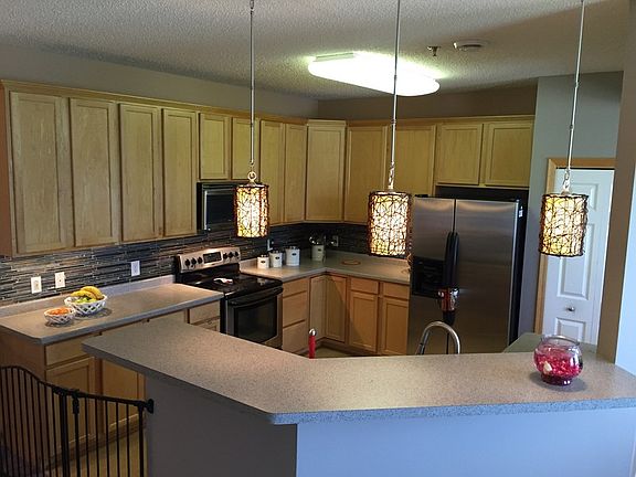 Spacious kitchen : Lots of space in the kitchen with stainless steel appliances