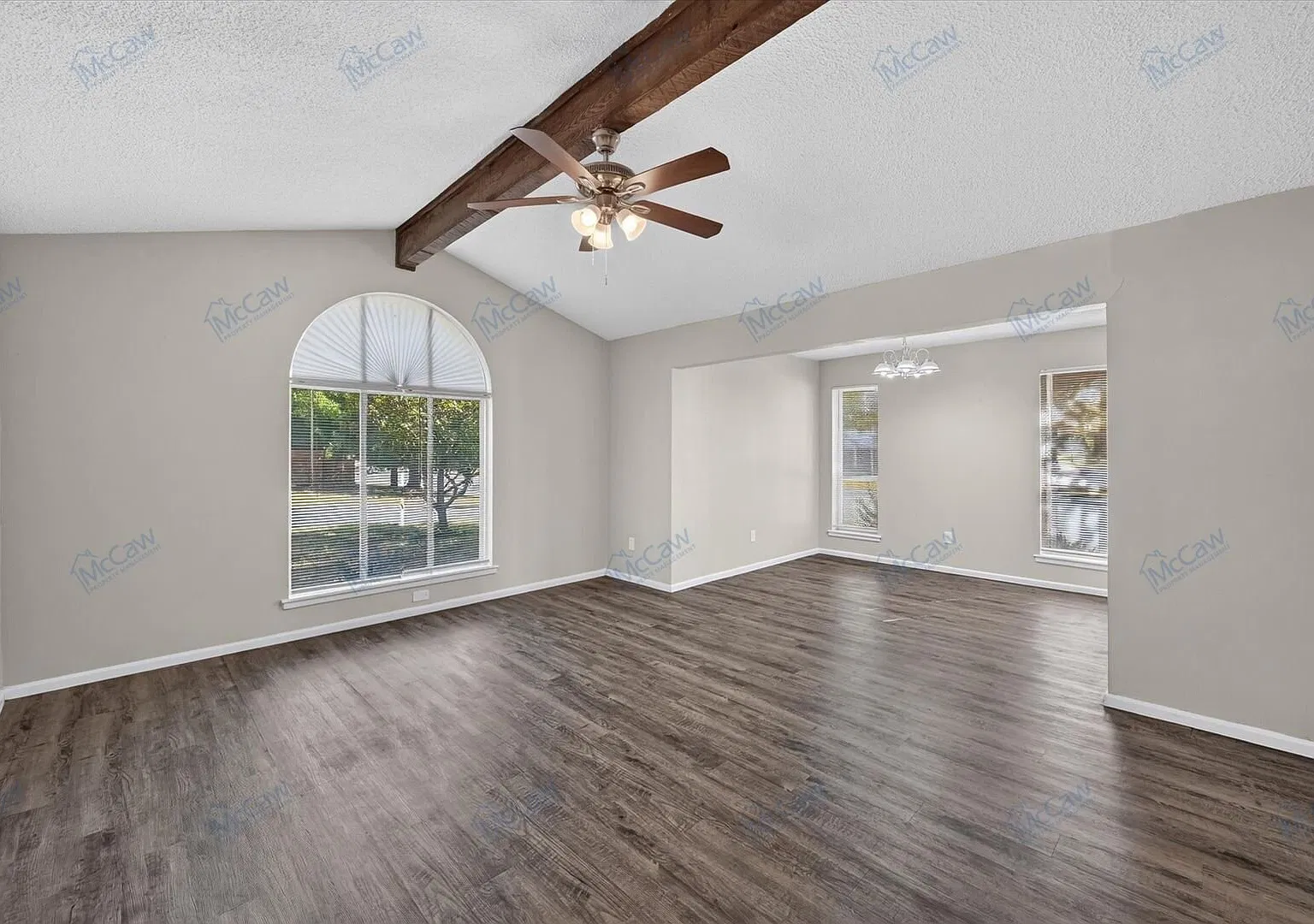 Vacant - Super Clean - Ready For Move In - Limited Time Offer! — Photo 2