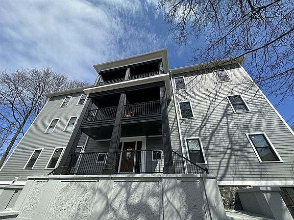 3rd image of 104 Woodstock St