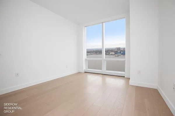 Rented by Siderow Residential Group | media 49