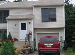 2 Fox Chase Ln, Hamburg, NJ 07419