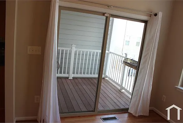 906 E Lombard St — Photo 26