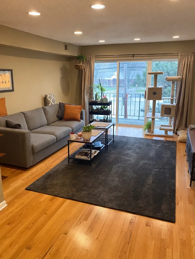 Unit Photo - 3245 Milwaukee Ave