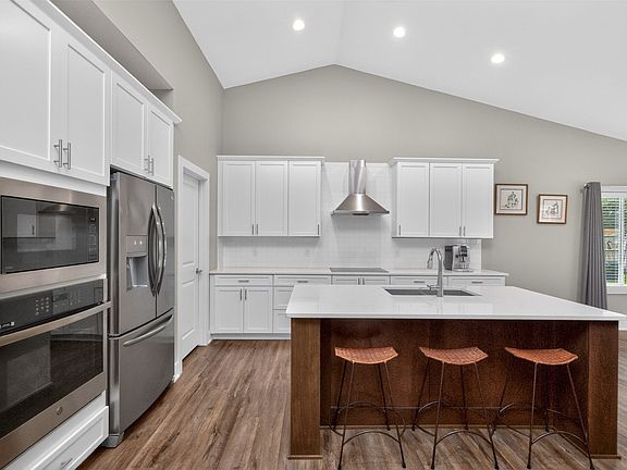 4th image of 135 SE Silver Pointe Dr