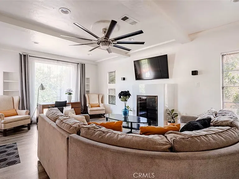 1574 N Orange Grove Ave — Photo 7