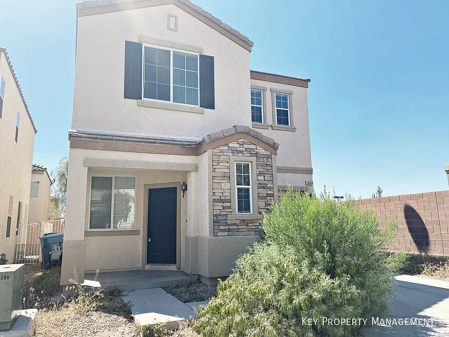 Beautiful 3 bedroom, 2.5 bathroom home located in Silverado Ranch — Photo 2