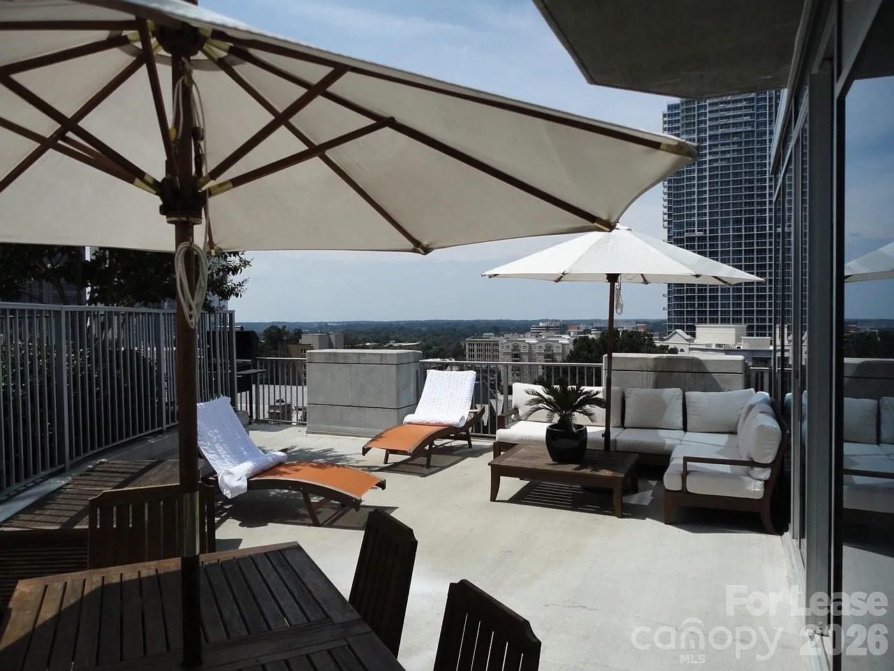 Avenue Condominiums — Photo 2