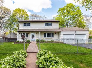 145 W 4th St, West Islip, NY 11795