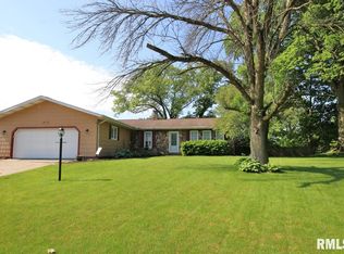 210 Indian Creek Dr, Pekin, IL 61554