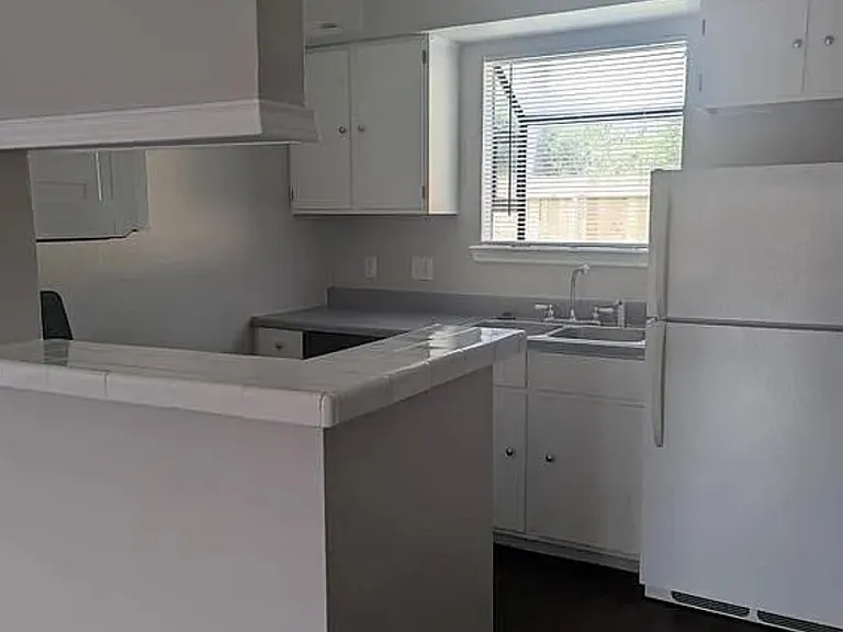 2405 W Slaughter Ln — Photo 8