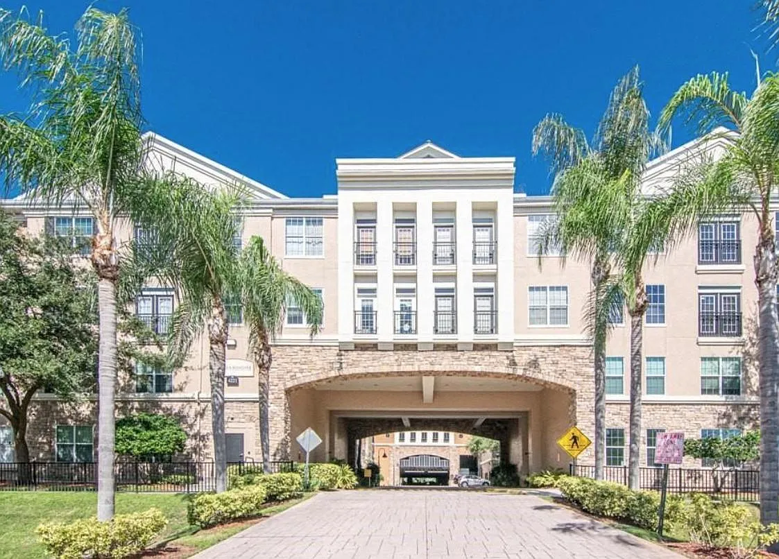The grand entrance to Villa Sonoma - 4221 W Spruce St #1418