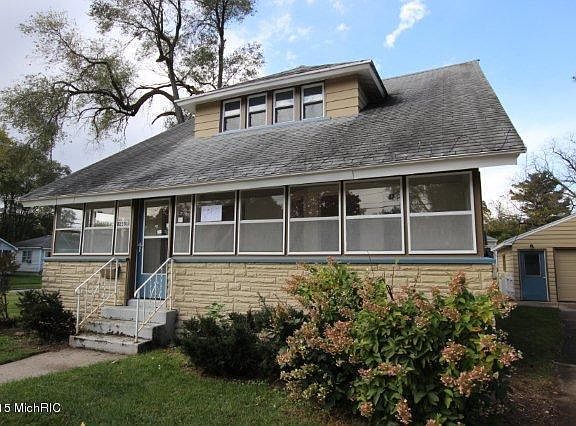 3rd image of 2101 Rowe Ave NE