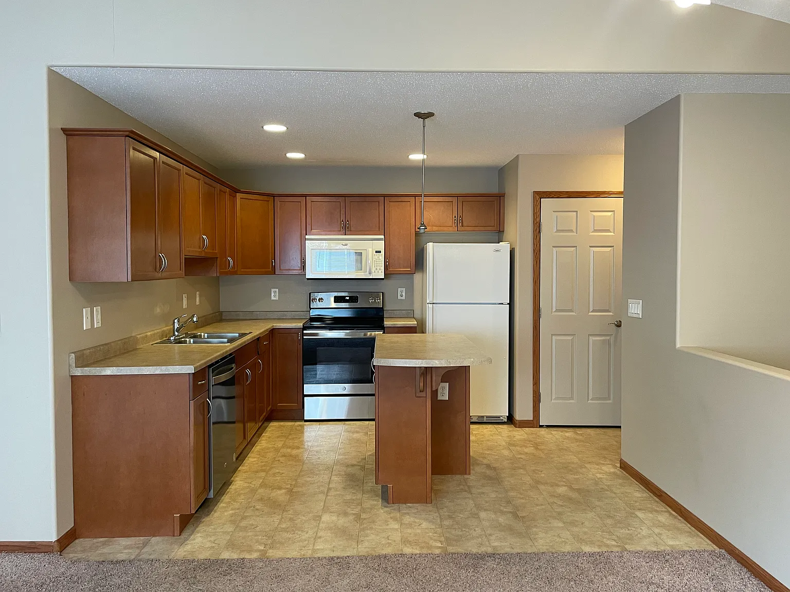 4 bedroom/ 3 bath South Moorhead — Photo 2