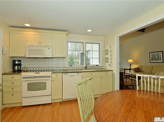 5th image of 6 Melissa Dr