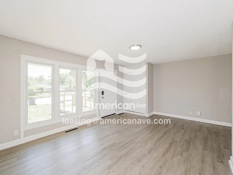 1308748_003_living_room_3.jpg