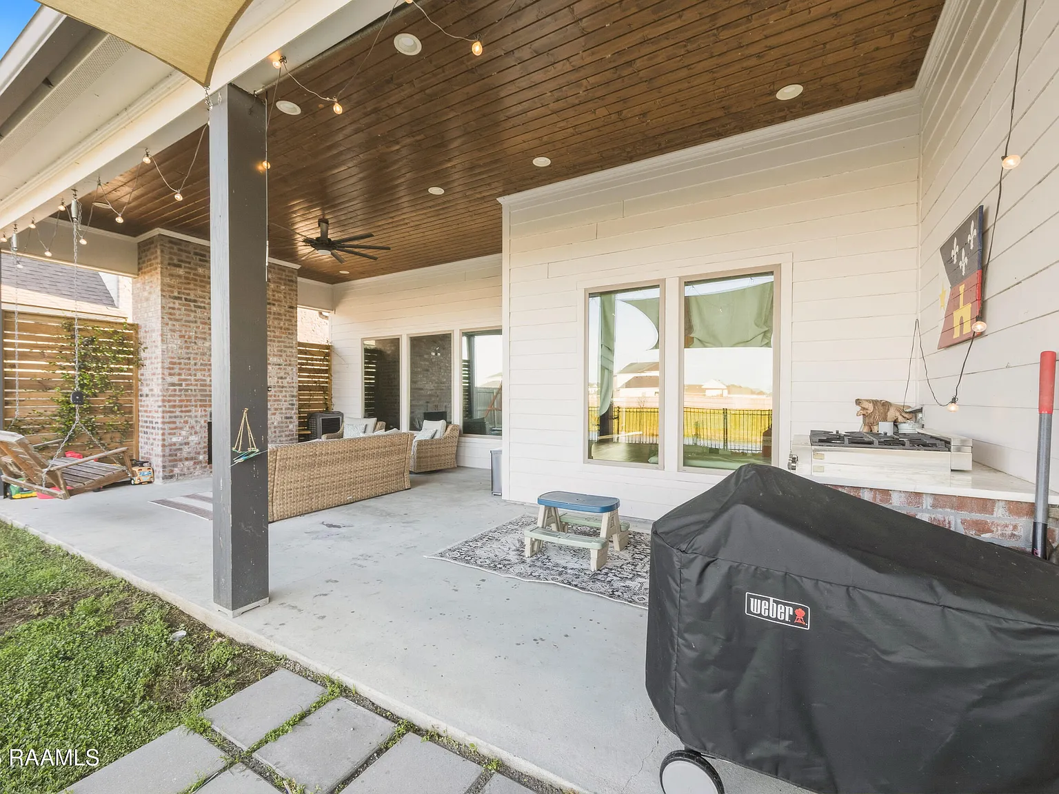 4 bed, 2299 sqft, $2,900 — Photo 4