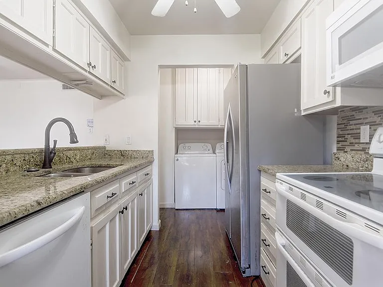 2012 Court Pl — Photo 14