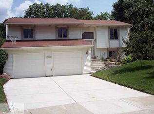 702 E Amesbury Dr, Dewitt, MI 48820