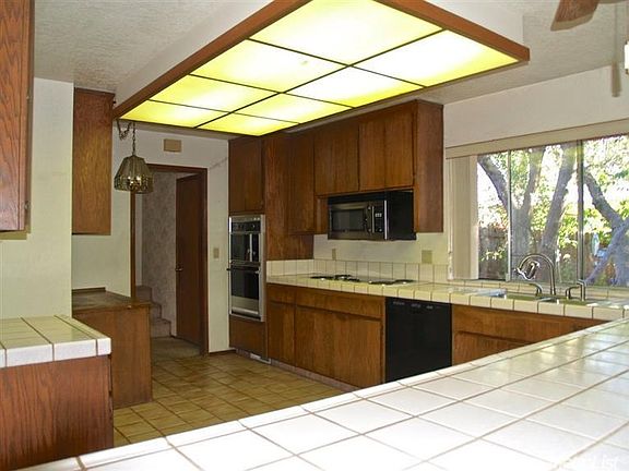 2nd image of 3050 Cedarhurst Ct