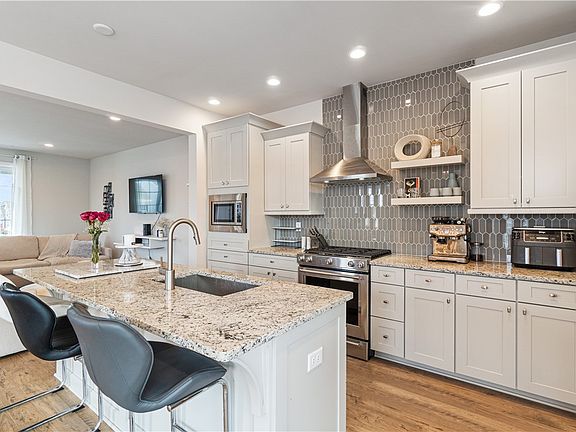 4th image of 314 Harlequin St