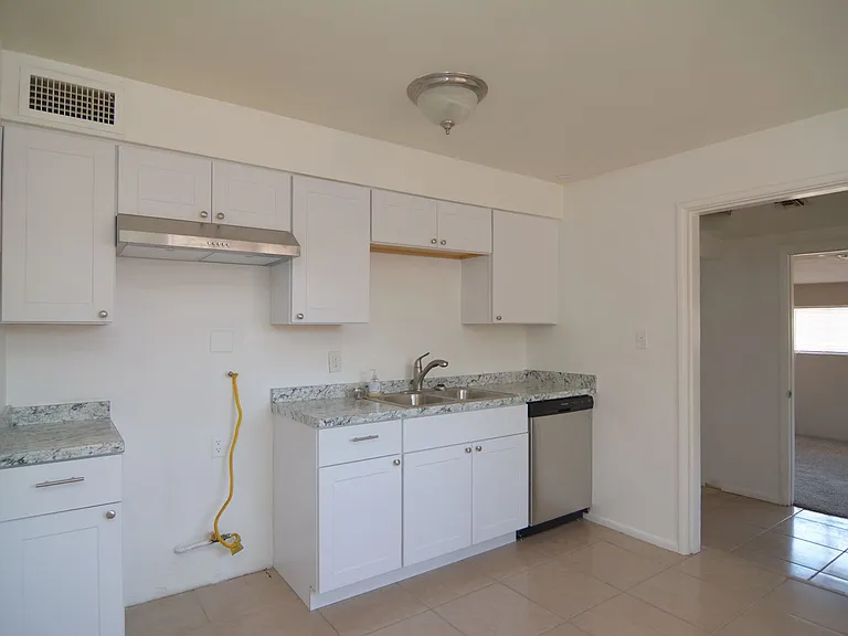 616 E Linden St — Photo 4